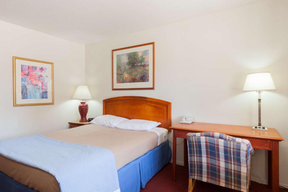 Queen Room - Non-Smoking interior