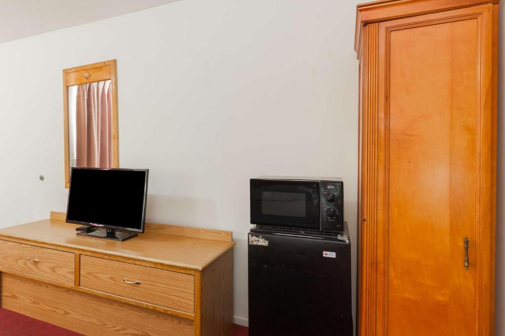 King Room - Non-Smoking interior