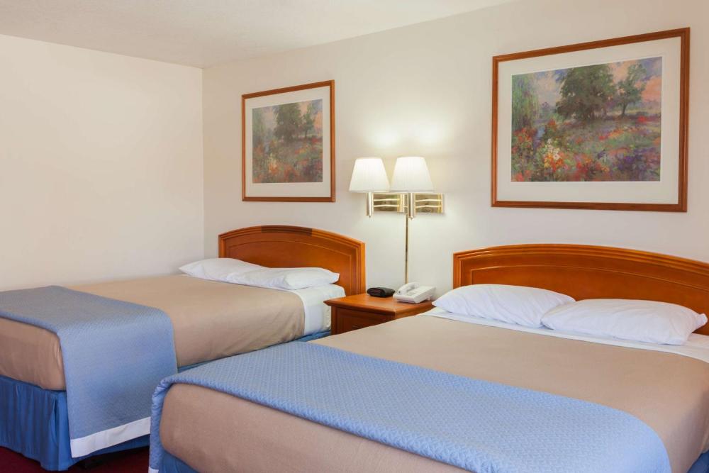 Queen Room with Two Queen Beds - Non-Smoking interior